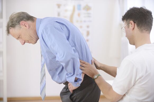Para a dor nas costas na rexión lumbar, é necesario ir ao médico para o diagnóstico